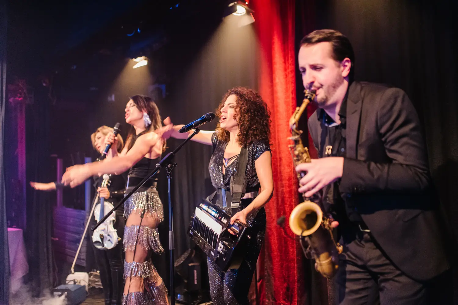 DJ-Sängerinnen aus Ebru! Wie eine Lady Band