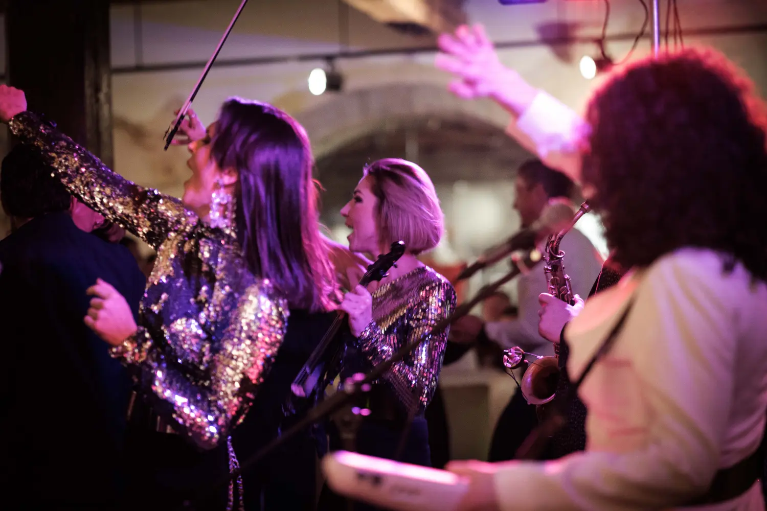 DJ-Sängerinnen aus Ebru! Wie eine Lady Band